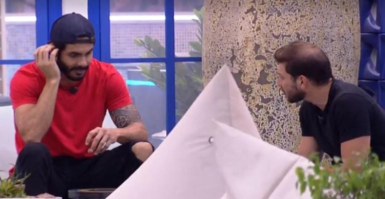 BBB21: Caio se irrita com as atitudes de Camilla: ”Todas as discussões da casa ela está dentro”