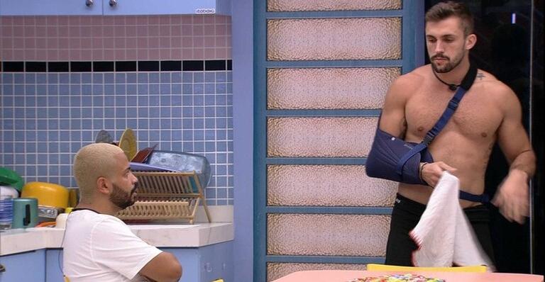 BBB21: Na xepa, Arthur revela para Projota que está pegando comida dos outros: ”Vou avacalhar”
