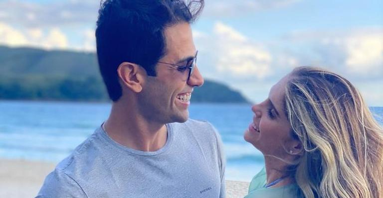 Bárbara Evans posa para clique com o marido em local do casamento: ”Última visita”