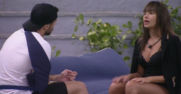 BBB21: Após jogo da discórdia, Thaís chama Arthur para conversar e explica placa de ‘fraco’