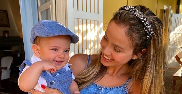 Ainda de curativo no nariz, Biah Rodrigues posa com o filho e se declara
