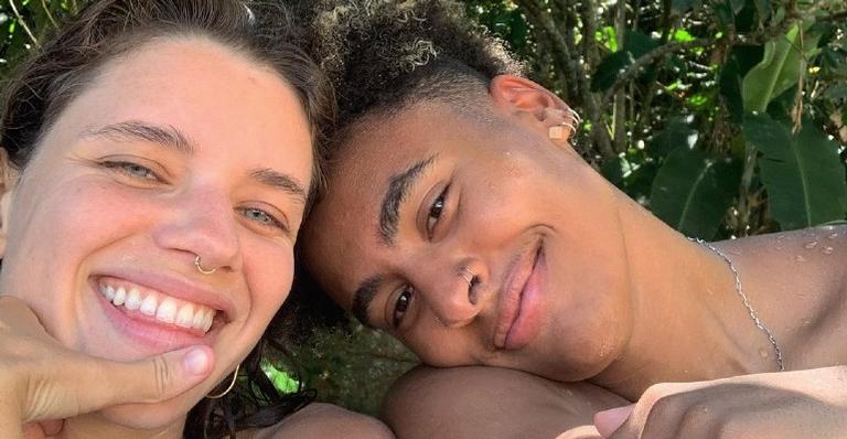 Bruna Linzmeyer posa com a namorada e se declara: ”Como é bom se encontrar numa relação de amor”