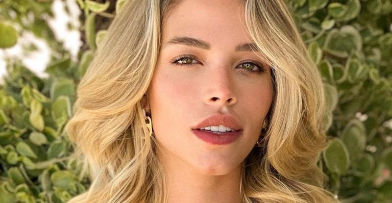 Carol Dias posa belíssima em clique de vestido azul e internautas reagem: “Maravilhosa”
