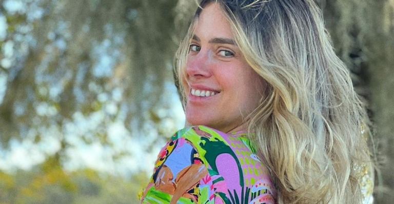 Carolina Dieckmann posa sorridente em clique e adianta: ”Prontinha pra gravar”