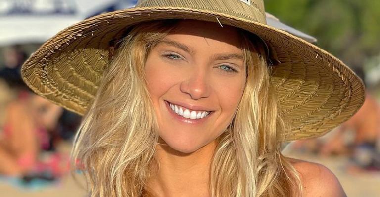 De biquíni, Isabella Santoni eleva a temperatura e seguidores reagem: ”Deusa”