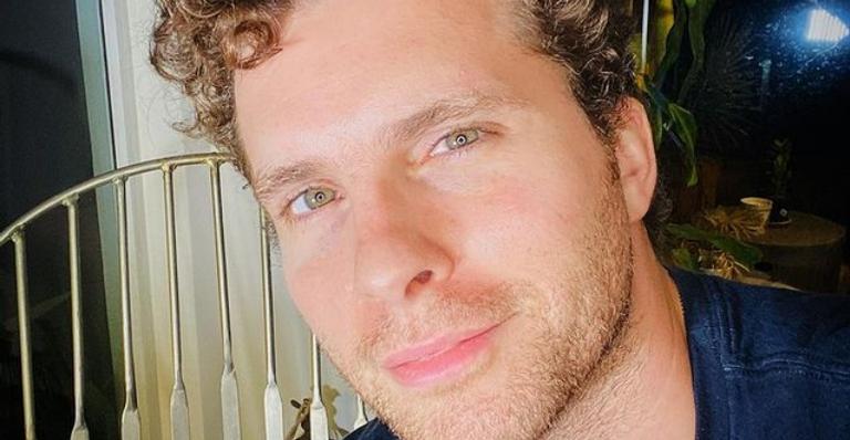 Thiago Fragoso posta clique em família e comemora mesversário do filho, Martin: ”Amor”