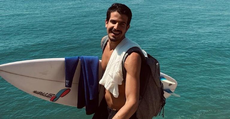 Enzo Celulari surge em cachoeira e dispara: ”De alma lavada”
