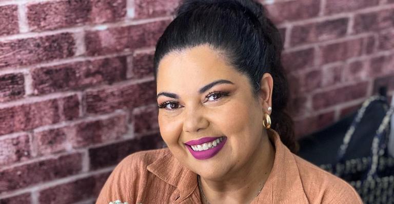 Fabiana Karla posa com belo buquê de flores e recebe elogios de fãs: ”Simplesmente maravilhosa!”
