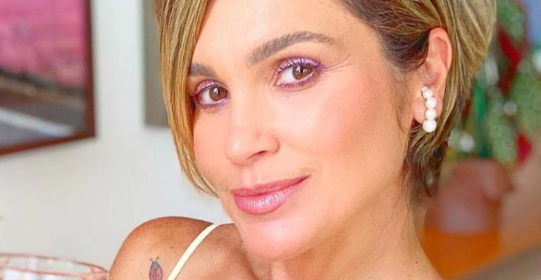 Flávia Alessandra combina maiô de oncinha com amigas e brinca: ”Se não for assim, eu nem saio”