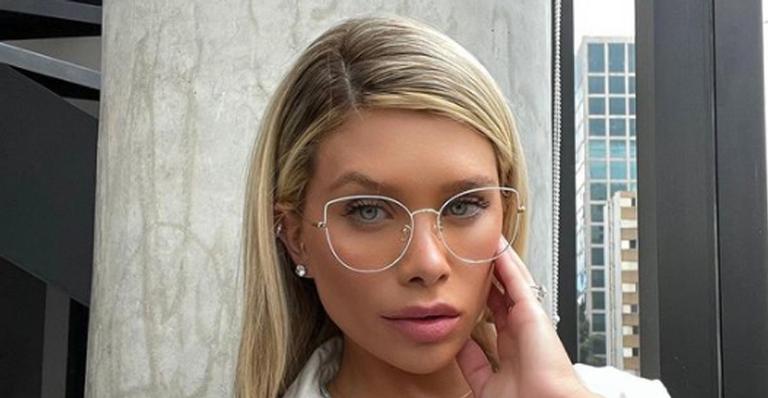 Flavia Pavanelli renova o visual e surge platinada