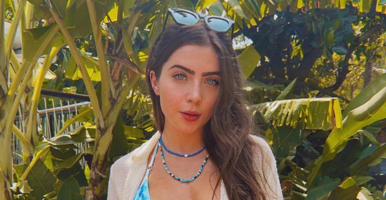 Jade Picon arranca suspiros da web ao posar com look praiano amarelo: ”Gata!”