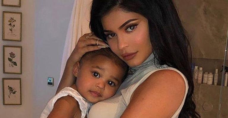 Kylie Jenner encanta ao publicar clique de Stormi toda estilosa: ”Como ela é linda”