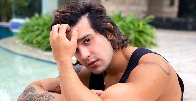 Luan Santana posa de pijama em elevador e fãs elogiam: ”Podia ser de pijama no meu quarto”