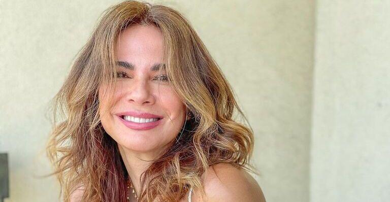 De macacão, Luciana Gimenez surge arrasadora na neve: ”Linda”