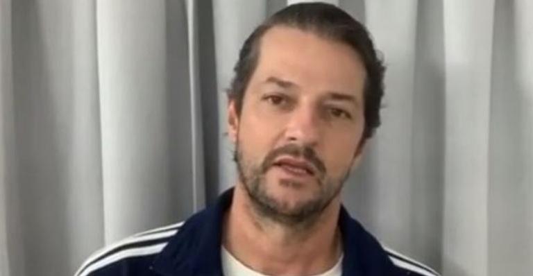 Marcelo Serrado posta clique sem camisa e comemora perda de peso