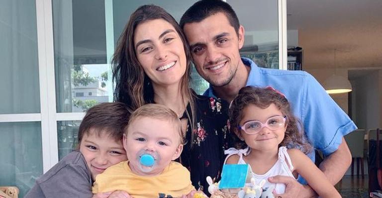 Mãe de 3, Mariana Uhlmann reflete sobre a maternidade: ”Cada dia conheço mais de mim”