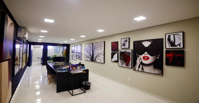 Online Quadros inaugura loja com galeria de arte no Anália Franco