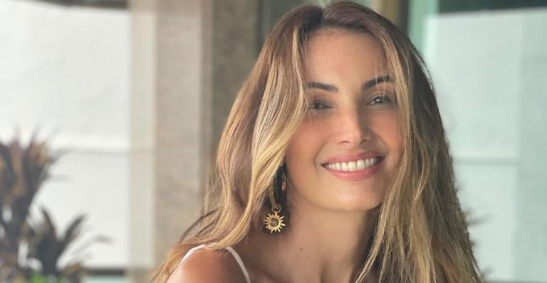 Patrícia Poeta posa com belo vestido xadrez e recebe elogios de fãs: ”Linda como sempre!”