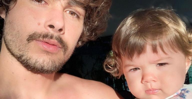 Rafa Vitti compartilha vídeo divertido de Clara Maria e brinca: ”Hora do banho”
