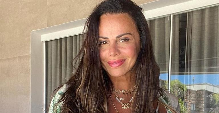 Só de camisetão, Viviane Araújo ostenta pernões sarados e deixa web babando: ”Que mulher!”
