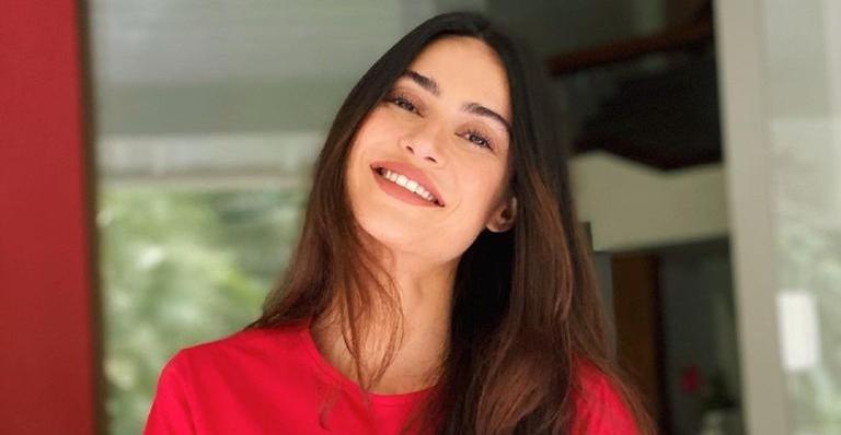 Em cima de moto, Thaila Ayala posa deslumbrante e arranca elogios na web: ”Musa demais”