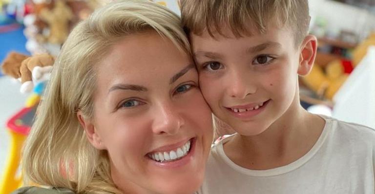 Ana Hickmann se declara para o filho com lindos cliques: ”Te amo”