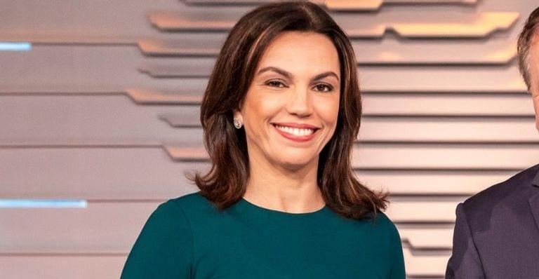Ana Paula Araújo combina look com quadro e diverte fãs