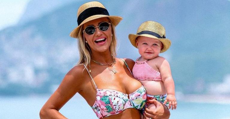 Ana Paula Siebert posa agarradinha com a filha, Vicky, e brinca: ”Encontre o erro”