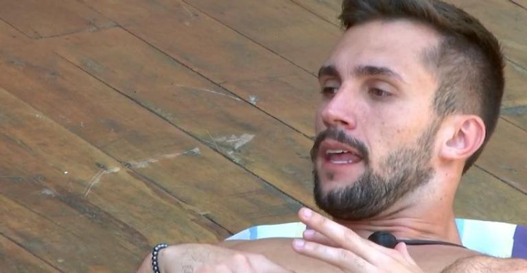 BBB21: Arthur fala sobre Carla Diaz e dispara: ”Por que que eu vou ficar sendo fofinho?”