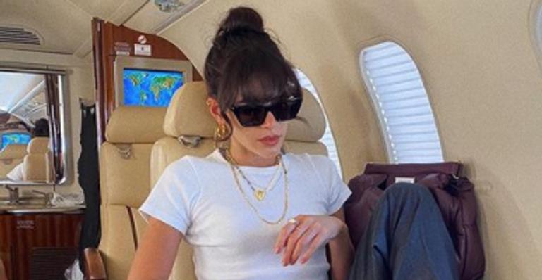 Bruna Marquezine é flagrada em jatinho e esbanja estilo