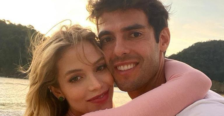 Carol Dias aproveita passeio de buggy com Kaká e diverte a web: ”Casalzão”