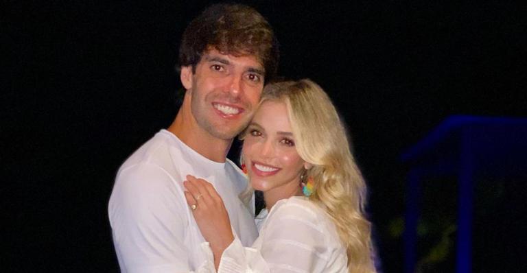 Carol Dias posa coladinha com Kaká em cenário paradisíaco