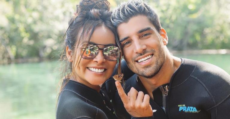 Carol Nakamura relembra viagem com registro dando beijão no marido: ”Onde clica pra voltar?”