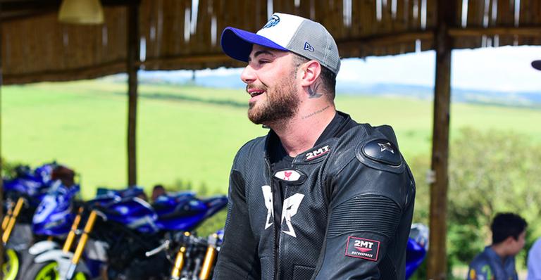 Felipe Titto treina para prova de moto velocidade: ”Me dedicando bastante”