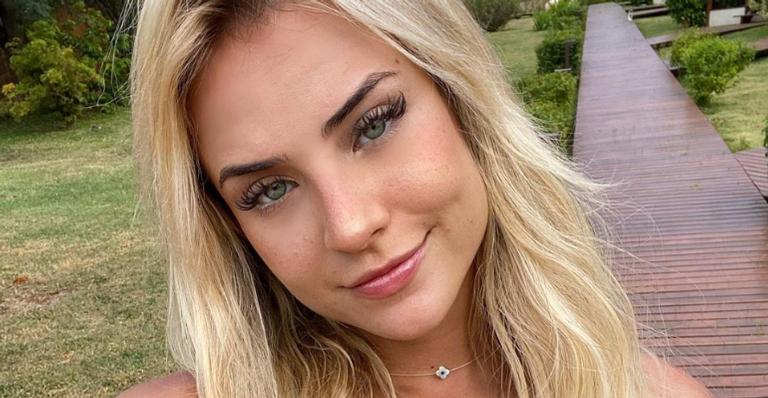 Gabi Martins canta versão acústica de ”Esquema Preferido” e agita web: ”Arrasou”