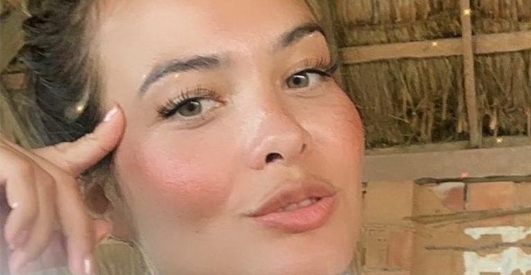 Em Alagoas, Geisy Arruda dá close em curvas com maiô cavadíssimo branco: ”Que corpo!”