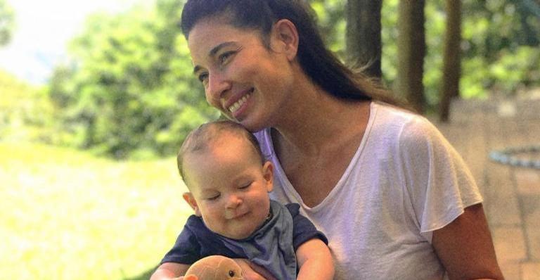 Giselle Itié compartilha clique amamentando o filho, Pedro Luna, e encanta: ”Coisa mais preciosa”