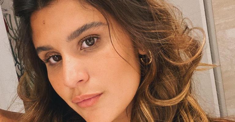 Giulia Costa surge em um momento de muito carinho ao lado seu cachorinho