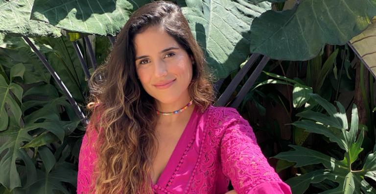 Grávida, Camilla Camargo posa só de blazer e chama atenção na web