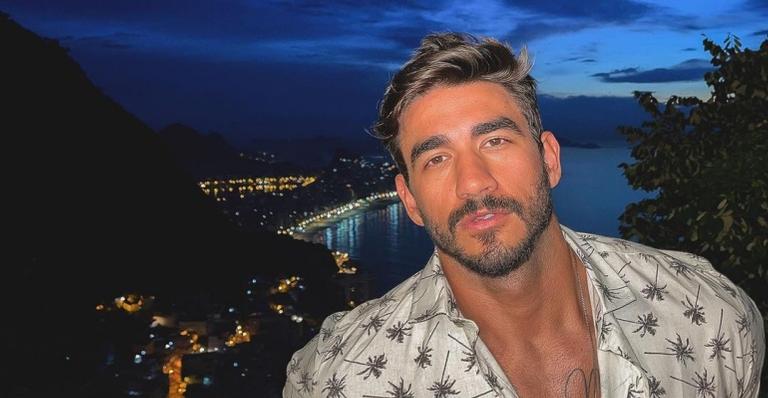 Ex-BBB Gui Napolitano exibe corpão musculoso em clique e web reage: ”Gato”