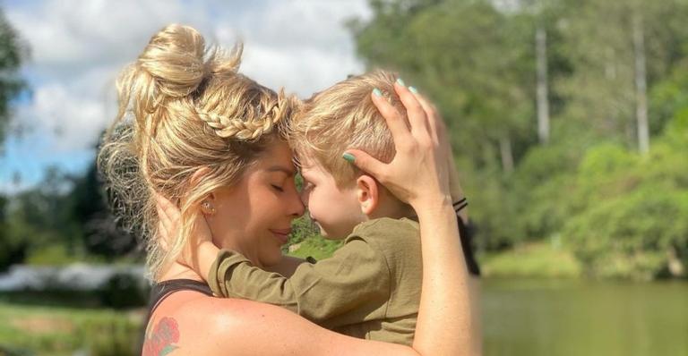 Karina Bacchi abre álbum de fotos de viagem com Enrico e se declara: ”É minha alegria”