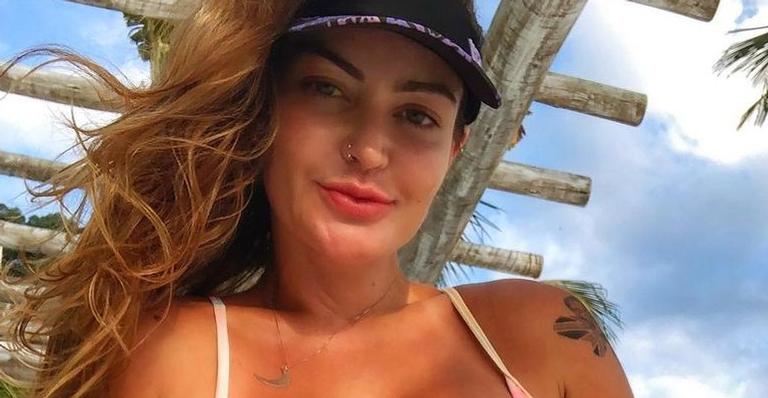 Meses após o parto, Laura Keller ostenta shape absurdo com biquíni fininho: ”Que corpaço!”