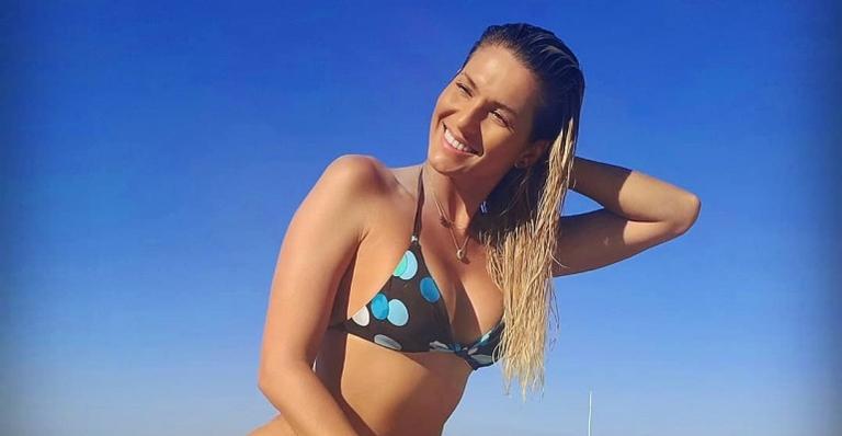 Lívia Andrade ostenta corpão em biquíni fininho e web dispara: ”Sereia?”