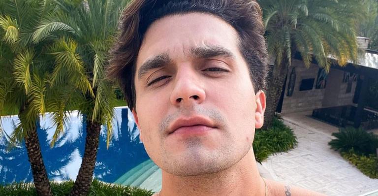 Luan Santana posa na beira da piscina e recebe chuva de elogios: ”Um pedaço de mau caminho”