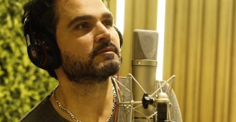 Luciano Camargo posa durante gravação de música especial: ”Uma das mais lindas do mundo”