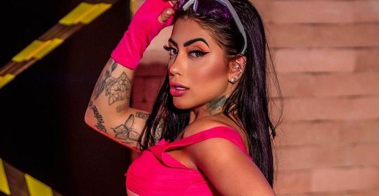 Mc Mirella posa com body recortado e cavadíssimo e para tudo com corpão: ”Perfeição!”