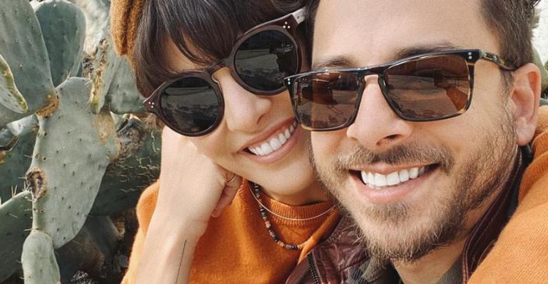 Monica Benini surge abraçada com Junior Lima e se declara: ”Eu te amo”