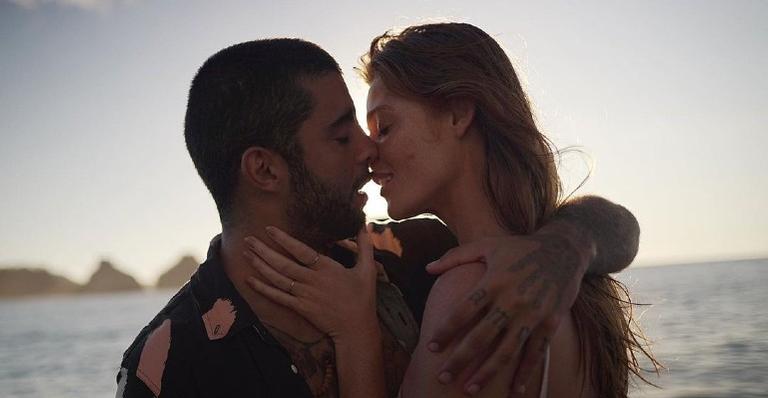 Pedro Scooby arranca suspiros ao publicar sequência de fotos com Cintia Dicker