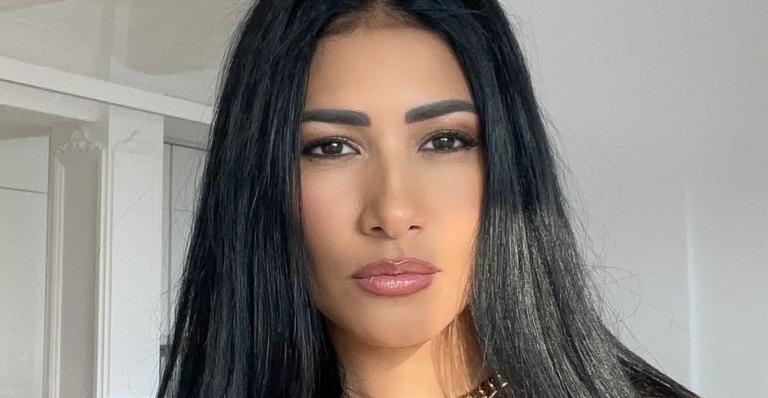 Sem sutiã, Simaria posa no espelho com macacão decotado e exibe bumbum turbinado: ”Perfeição”
