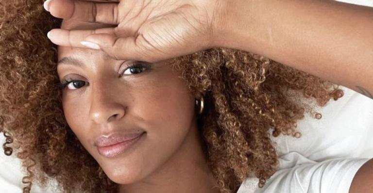 Sheron Menezzes surge deslumbrante em cliques na web e recebe elogios de fãs: ”Muito maravilhosa”